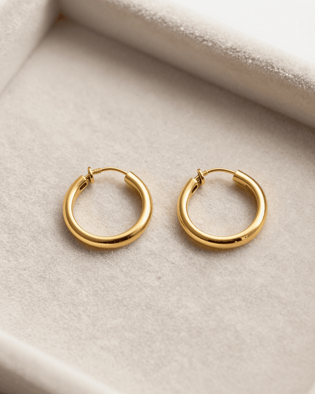 Aretes dorados minimalistas — Rosalinda